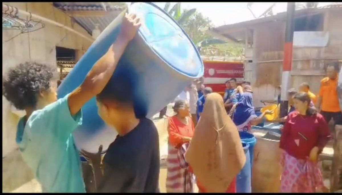 BPBD Buton Selatan Salurkan Bantuan Air Bersih Untuk Ratusan Warga