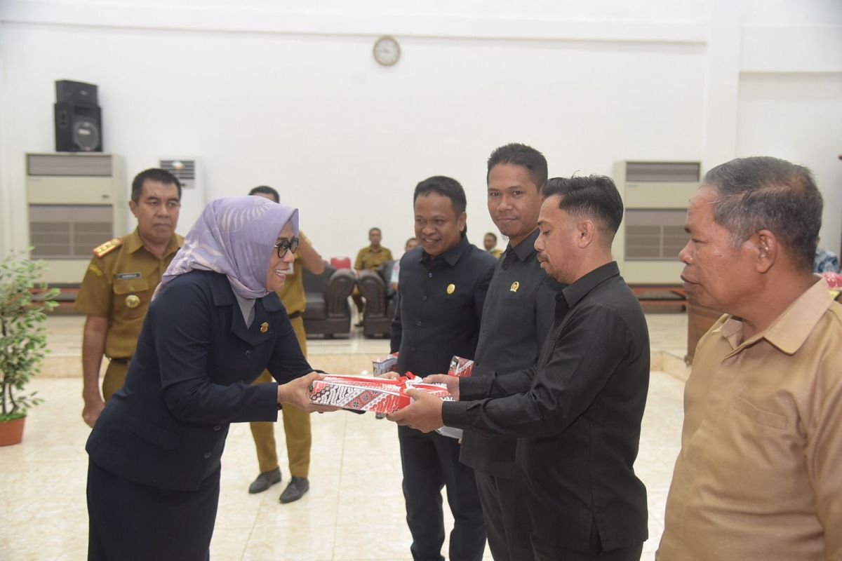 Fraksi DPRD Buton Setuju Bahas Empat Raperda Fraksi DPRD Buton Setuju Bahas Empat Raperda