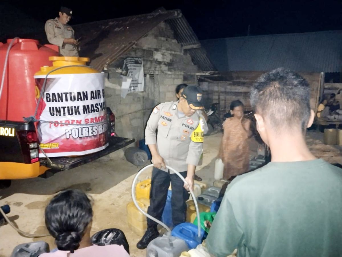 Polsek Sampuabalo Salurkan Bantuan Air Bersih untuk Warga Bajo Bahari