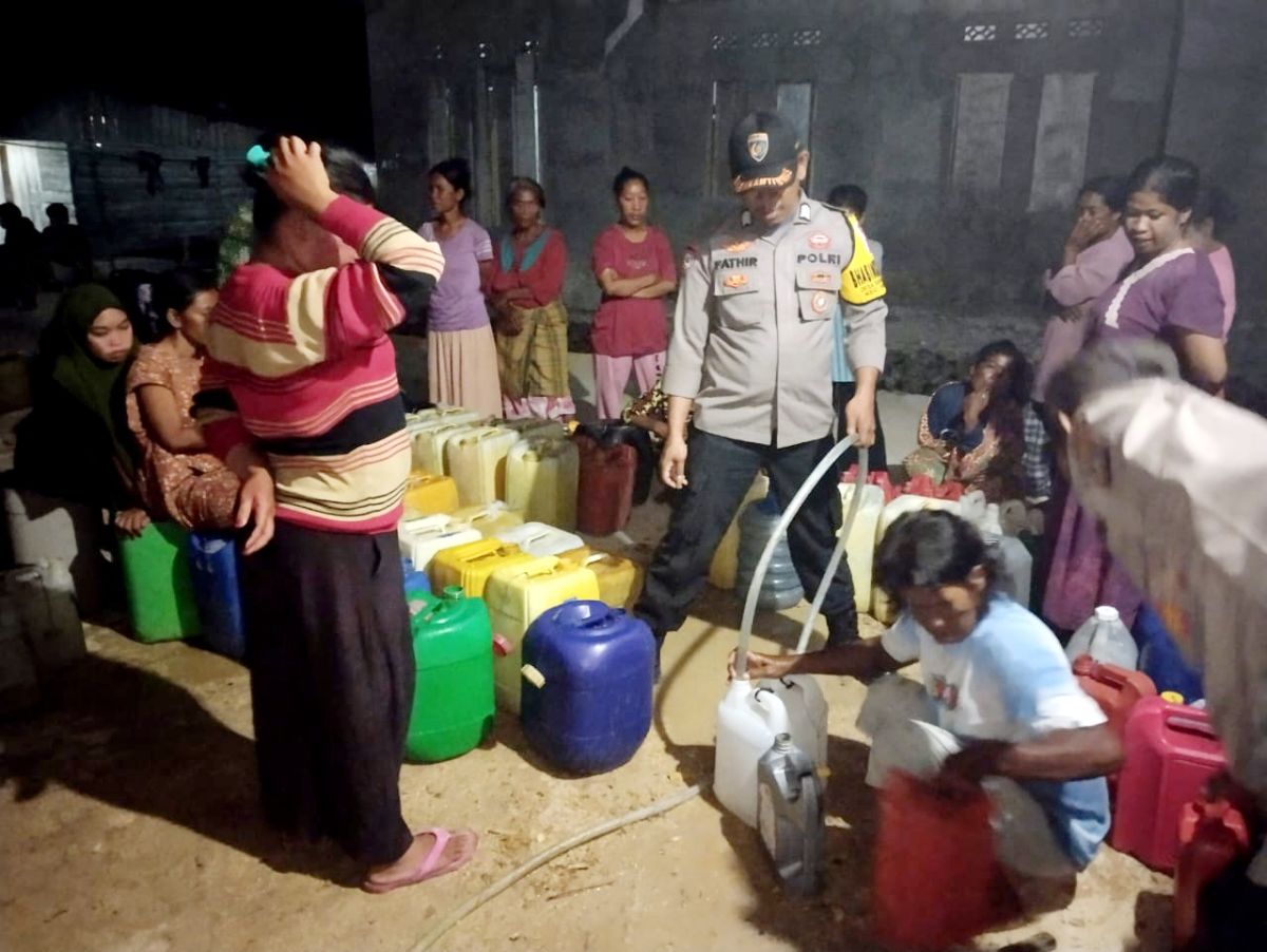 Polsek Sampuabalo Salurkan Bantuan Air Bersih untuk Warga Bajo Bahari Polsek Sampuabalo Salurkan Bantuan Air Bersih untuk Warga Bajo Bahari