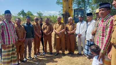 Pemdes Mantowu Gelar Syukuran Alat Berat Ekscavator Desa