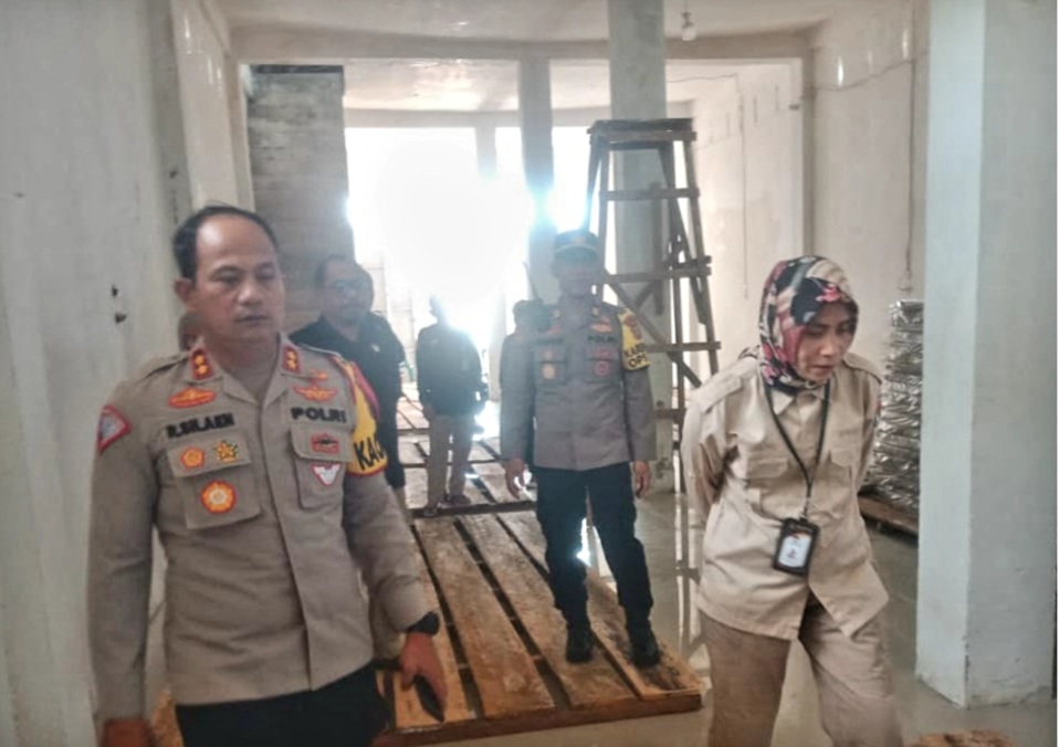 Kapolres dan Ketua KPUD Buton Cek Logistik Pemilu