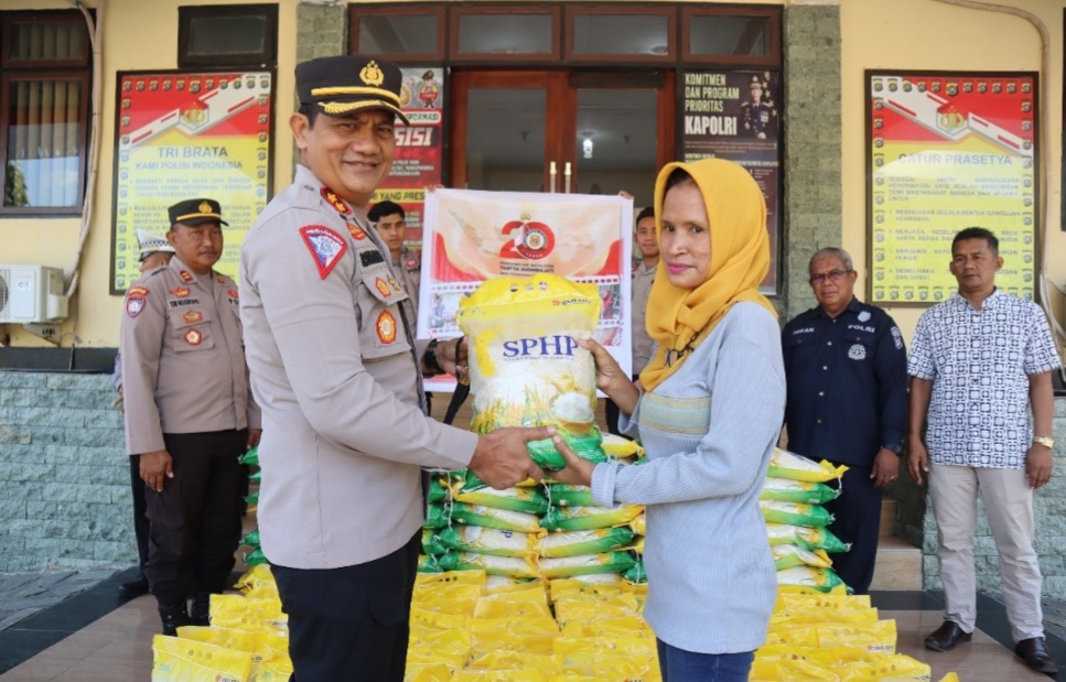 Kapolres Buton Salurkan Bantuan 20 Ton Beras