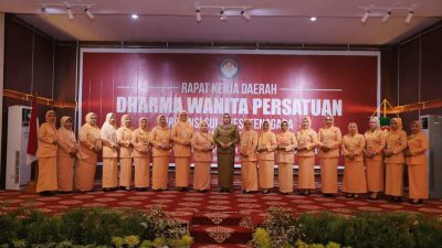 Asisten II Buka Rakerda DWP Provinsi Sultra
