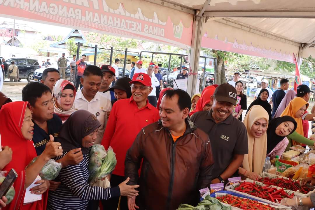 Pj Gubernur Sultra Tinjau Gerakan Pangan Murah