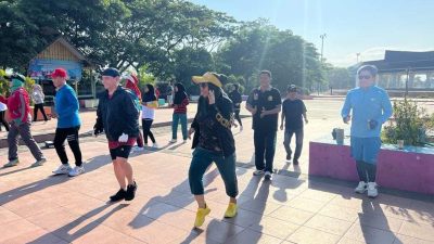 Pj. Gubernur Sulawesi Tenggara Menyapa Warga dengan Berolah Raga