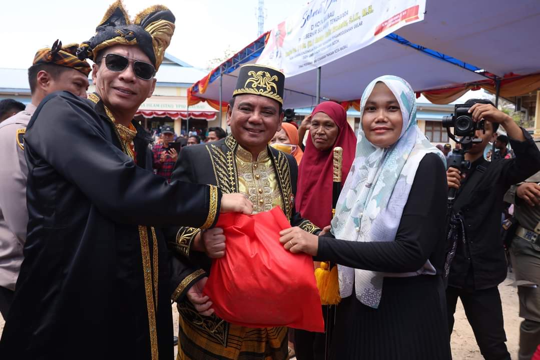 Pj Gubernur Sultra Pimpin Upacara Peringatan HUT Kota Baubau hingga Pembagian Sembako