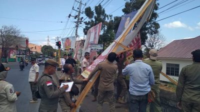 Satpol PP Baubau Tertibkan Ribuan APK Caleg dan Cagub