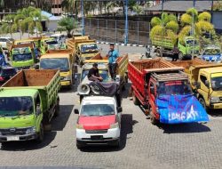 Ratusan Sopir Truk Demo di DPRD Sultra Tolak Kebijakan Pembatasan Tonase Muatan