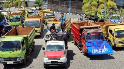 Ratusan Sopir Truk Demo di DPRD Sultra Tolak Kebijakan Pembatasan Tonase Muatan