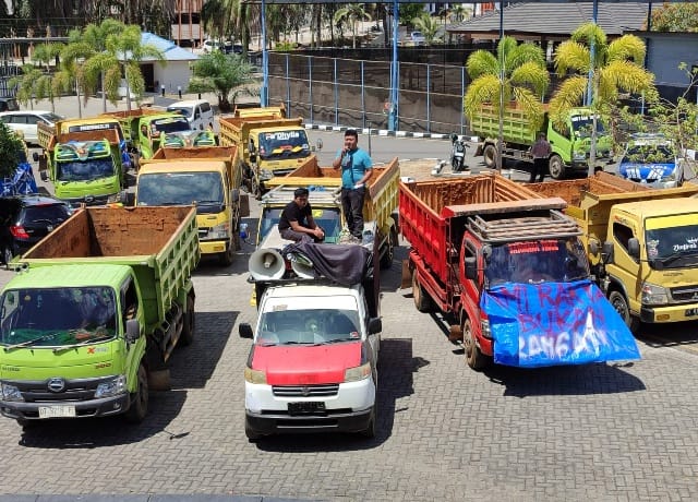 Ratusan Sopir Truk Demo di DPRD Sultra Tolak Kebijakan Pembatasan Tonase Muatan