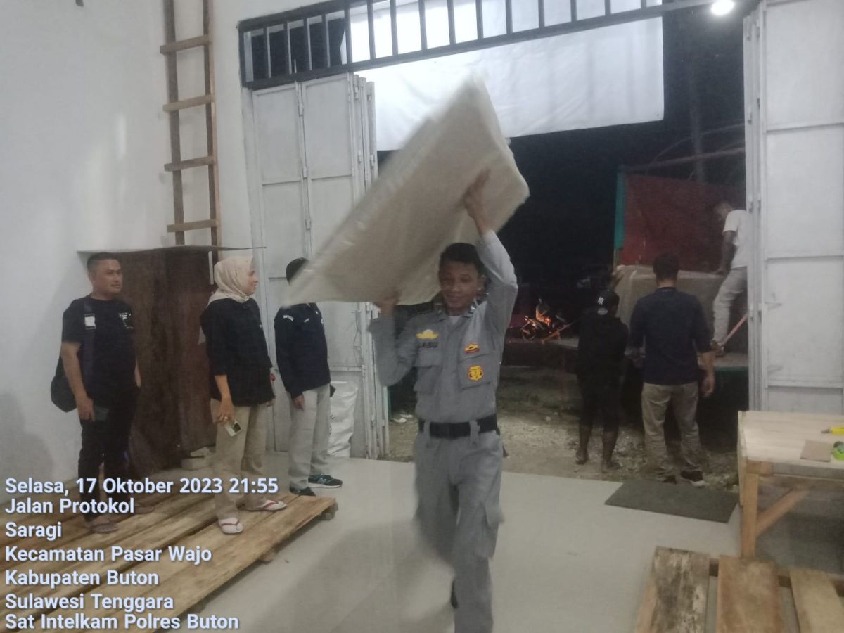 Kapolres dan Ketua KPUD Buton Cek Logistik Pemilu Kapolres dan Ketua KPUD Buton Cek Logistik Pemilu