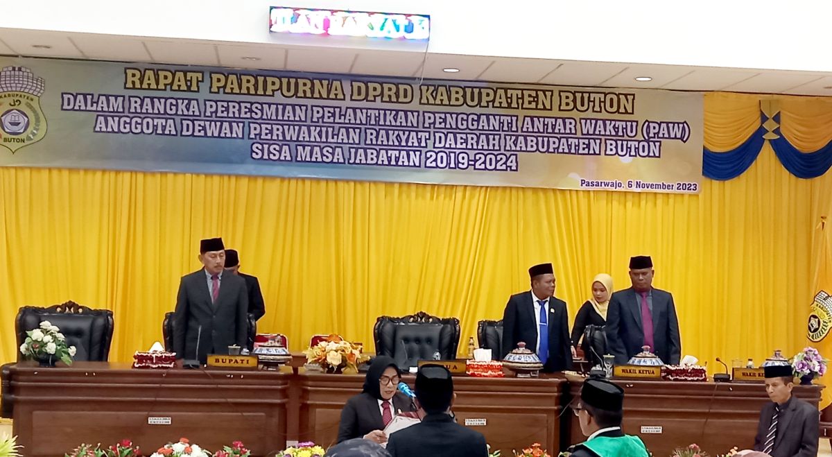 DPRD Buton Lantik Anggota PAW Hariasi Salad