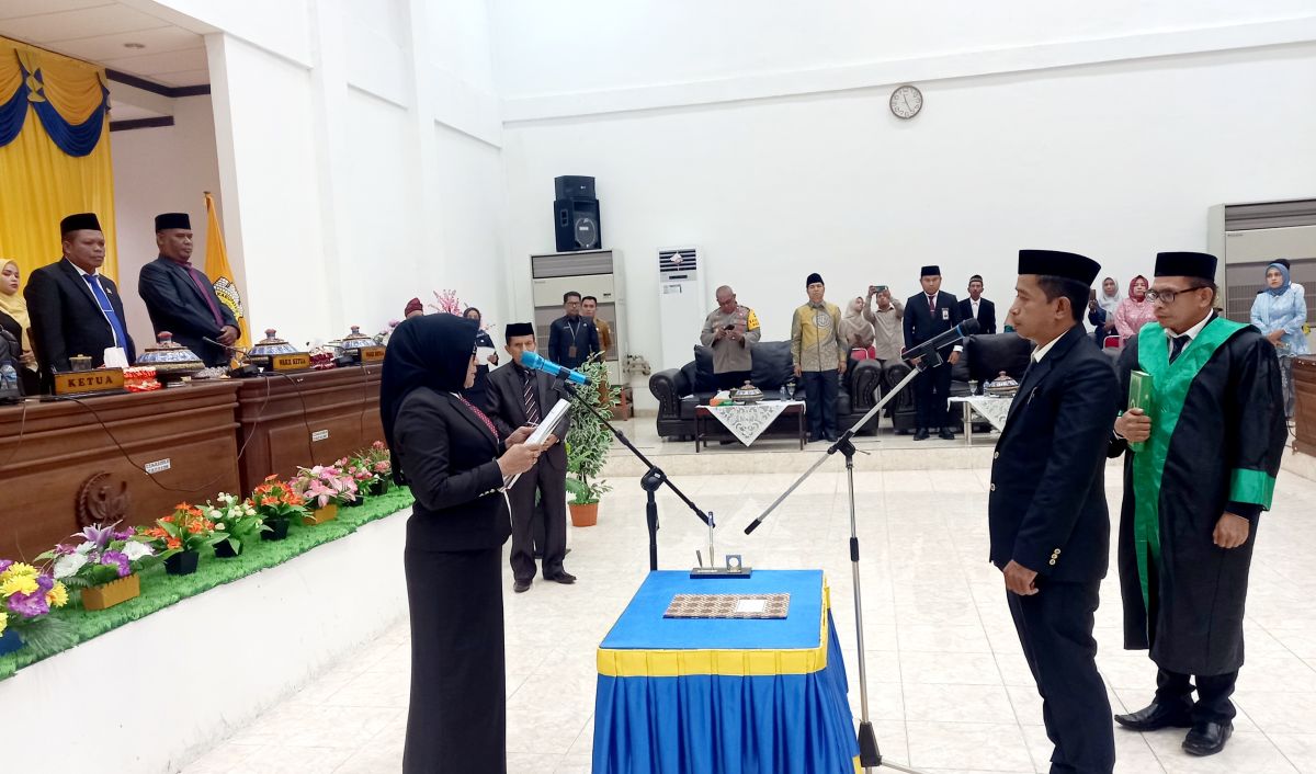 DPRD Buton Lantik Anggota PAW Hariasi Salad