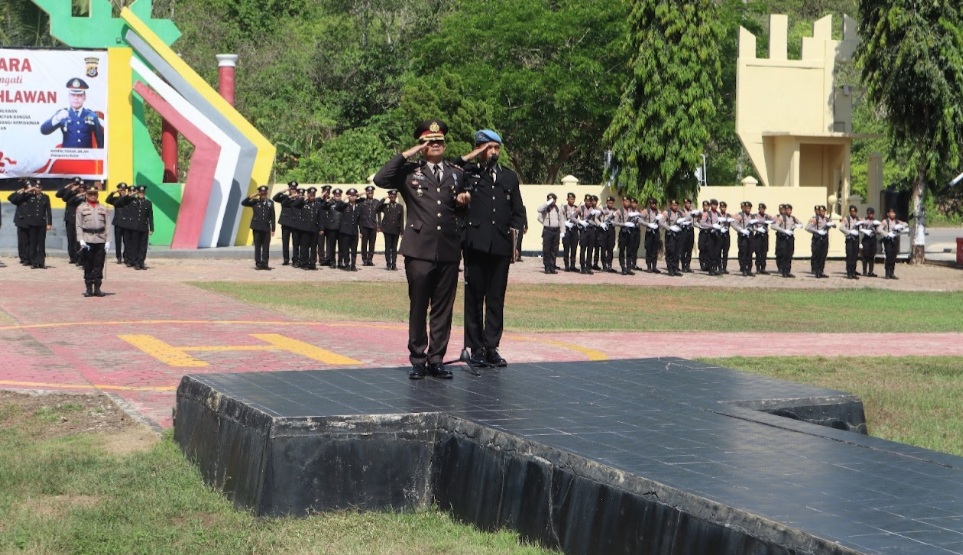 Kapolres Buton Pimpin Upacara Hari Pahlawan