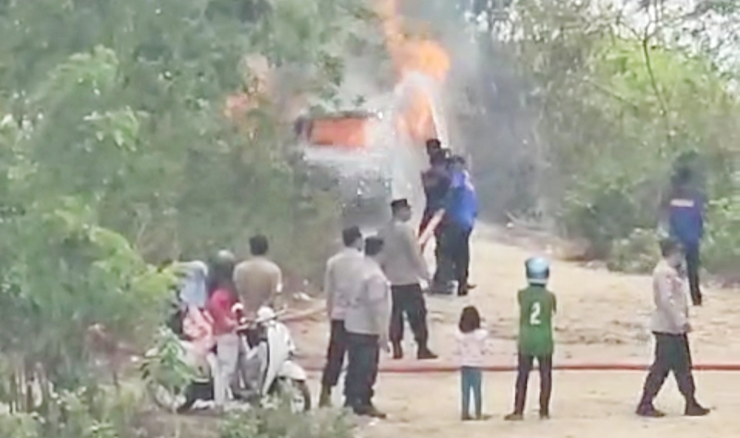 Mobil Minibus Diduga Berisi Jerigen Terbakar Usai Membeli BBM Pertalite