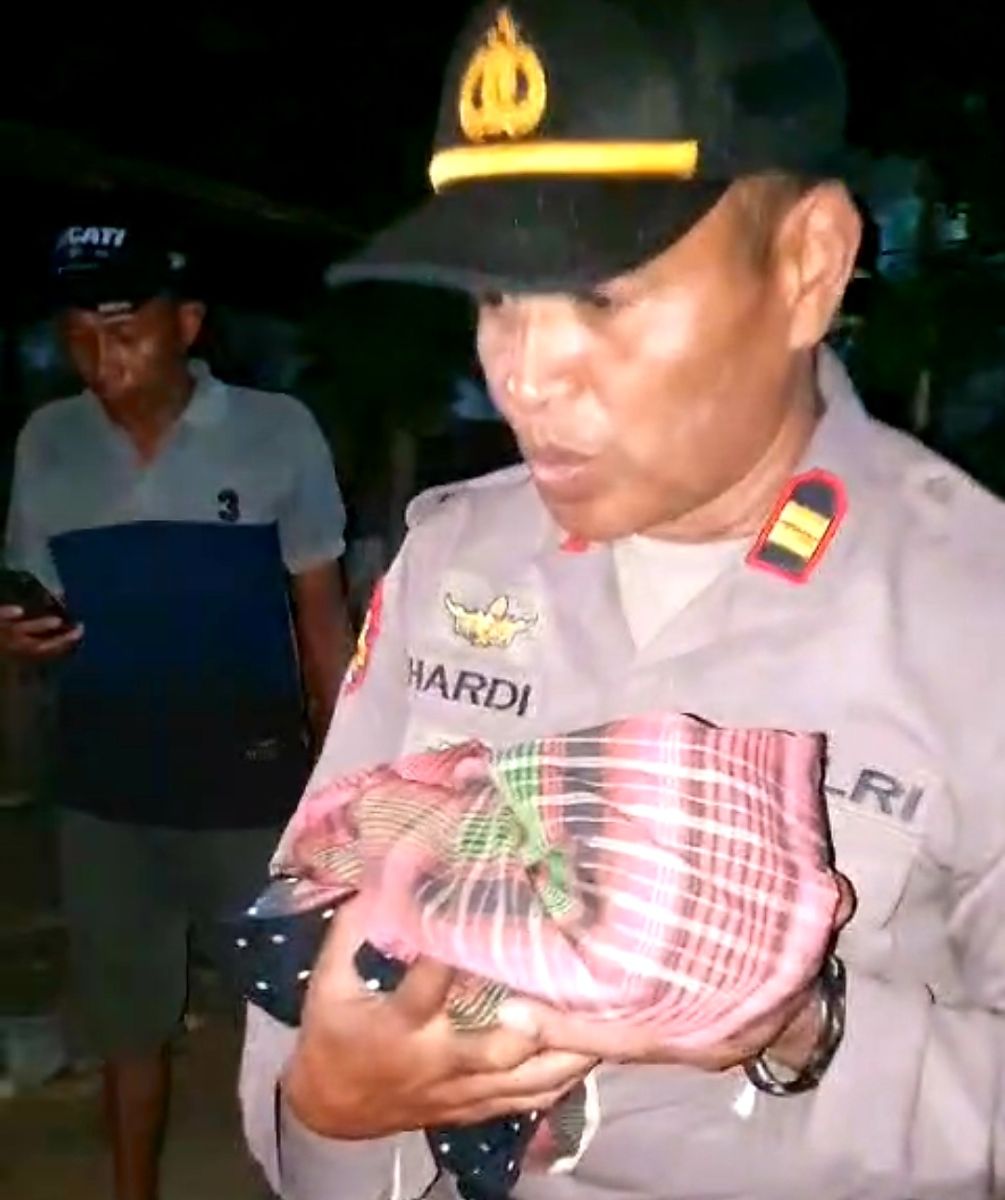 Warga Wakoko Temukan Bayi Dibuang di Belakang Rumah