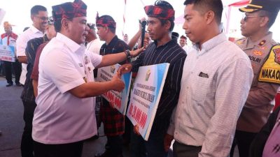 Hadiri Wakatobi Wave, Pj Gubernur Sultra Serahkan Dana Hibah Masjid, Bansos dan Gelar Pasar Murah