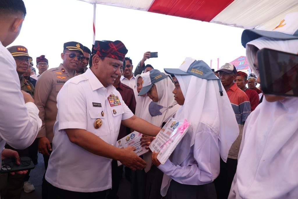 Hadiri Wakatobi Wave, Pj Gubernur Sultra Serahkan Dana Hibah Masjid, Bansos dan Gelar Pasar Murah Hadiri Wakatobi Wave, Pj Gubernur Sultra Serahkan Dana Hibah Masjid, Bansos dan Gelar Pasar Murah