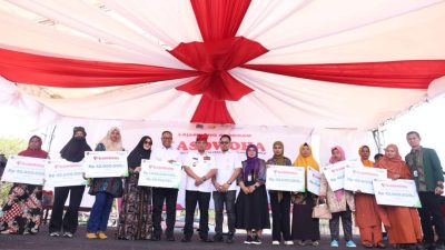 Kunker di Muna Barat, Pj Gubernur Sultra Serahkan Sejumlah Bantuan