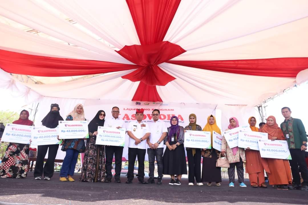 Kunker di Muna Barat, Pj Gubernur Sultra Serahkan Sejumlah Bantuan