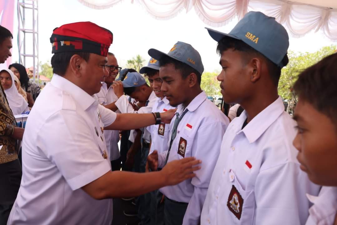 Kunker di Muna Barat, Pj Gubernur Sultra Serahkan Sejumlah Bantuan Kunker di Muna Barat, Pj Gubernur Sultra Serahkan Sejumlah Bantuan