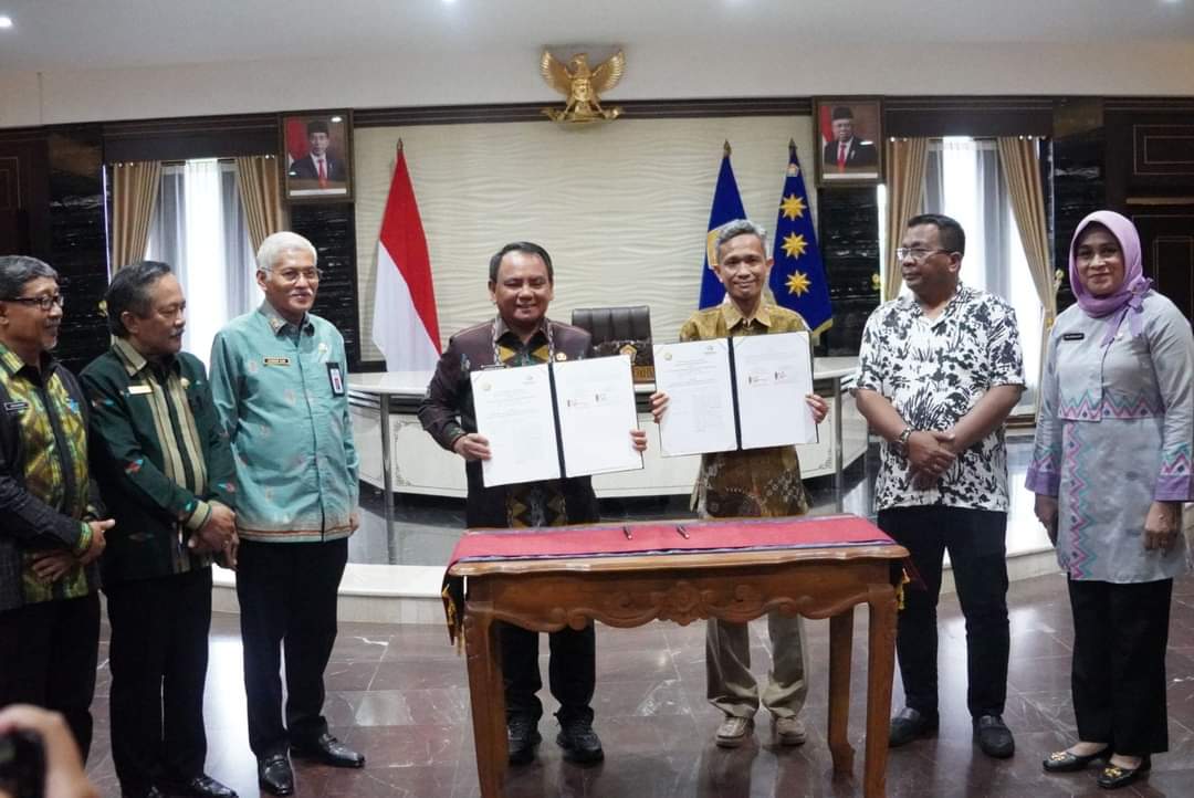 Pilkada, Pj Gubernur Sultra Serahkan Hibah ke Bawaslu Rp 50 Miliar