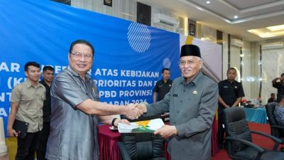 Sekda Provibsi Sultra dan Wakil Ketua DPRD Provinsi saat penetapan APBD 2024