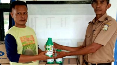 Pemdes Siomanuru Salurkan Bantuan Pupuk Cair untuk Warga