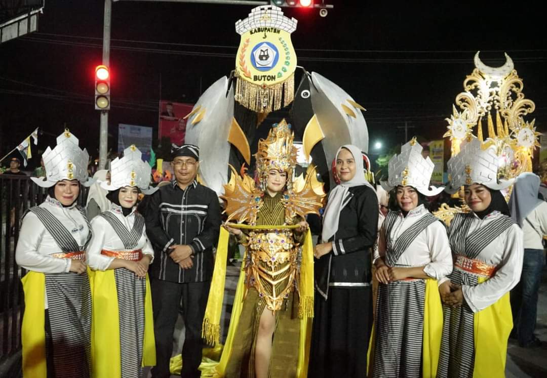 Sekda Turut Ramaikan Malam Puncak Karnaval Sultra Tenun 2023