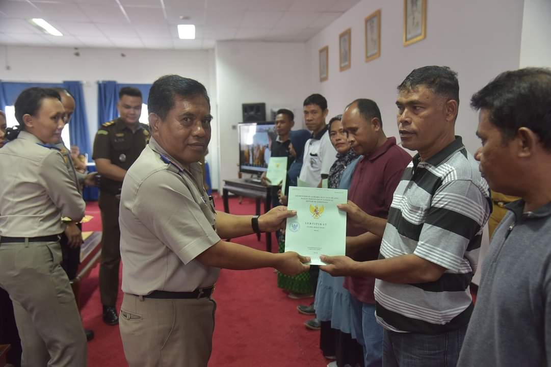 Pj. Bupati Buton Serahkan Sertifikat Tanah Untuk Warga Pj. Bupati Buton Serahkan Sertifikat Tanah Untuk Warga