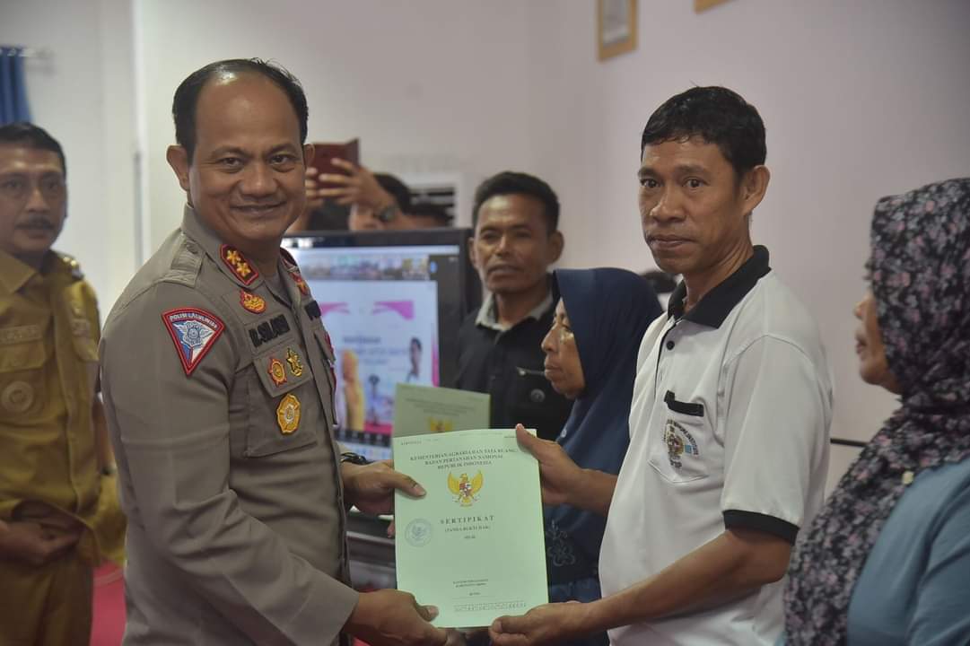 Pj. Bupati Buton Serahkan Sertifikat Tanah Untuk Warga