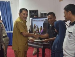 Pj. Bupati Buton Serahkan Sertifikat Tanah Untuk Warga