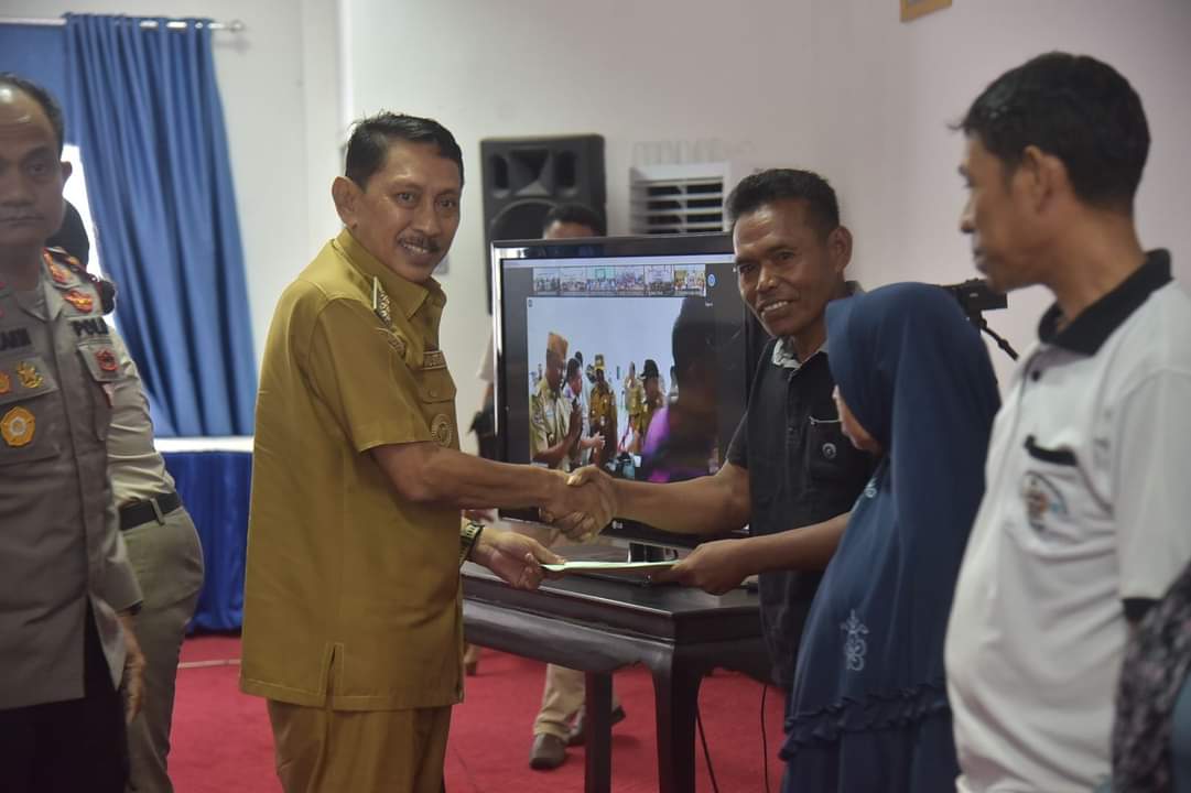 Pj. Bupati Buton Serahkan Sertifikat Tanah Untuk Warga