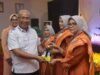 Puncak Peringatan HUT DWP Buton, Sekda Serahkan Hadiah kepada Pemenang Lomba