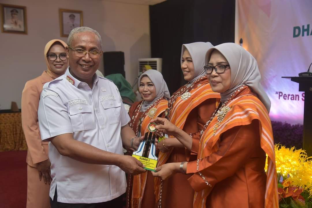 Puncak Peringatan HUT DWP Buton, Sekda Serahkan Hadiah kepada Pemenang Lomba