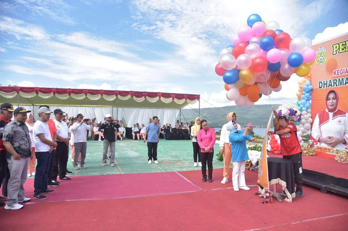 HUT DWP dan Hari Ibu Pemkab Buton Gelar Senam Kreasi HUT DWP dan Hari Ibu Pemkab Buton Gelar Senam Kreasi