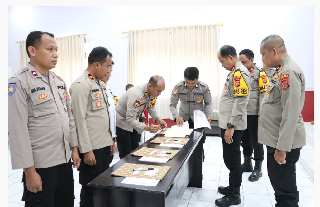Kapolres Buton Pimpin Penandatanganan Perjanjian Kinerja dan Pakta Integritas Satker