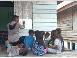 Bhabinkamtibmas Lasalimu Bangkitkan Minat Baca Anak-anak di Pesisir Pantai