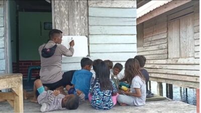 Bhabinkamtibmas Lasalimu Bangkitkan Minat Baca Anak-anak di Pesisir Pantai
