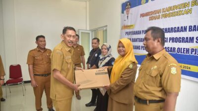Pj. Bupati Buton Serahkan Penghargaan dan Laptop kepada Guru Penggerak