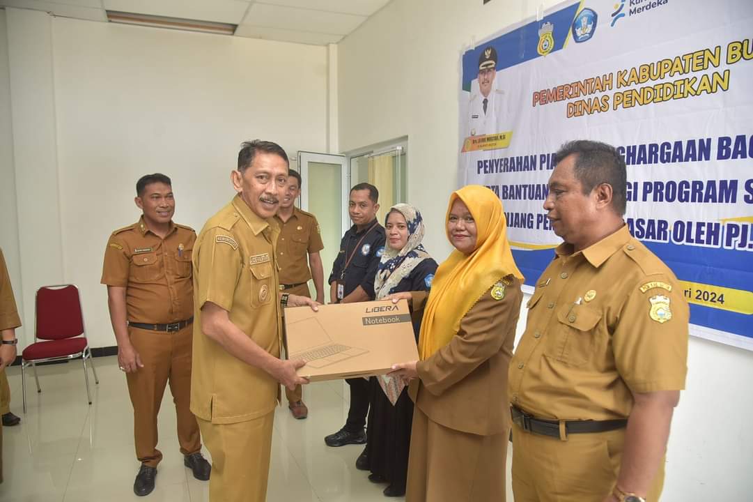 Pj. Bupati Buton Serahkan Penghargaan dan Laptop kepada Guru Penggerak