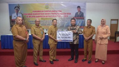 Pj. Bupati Buton terima CSR Bank Sultra Bidang Sanitasi