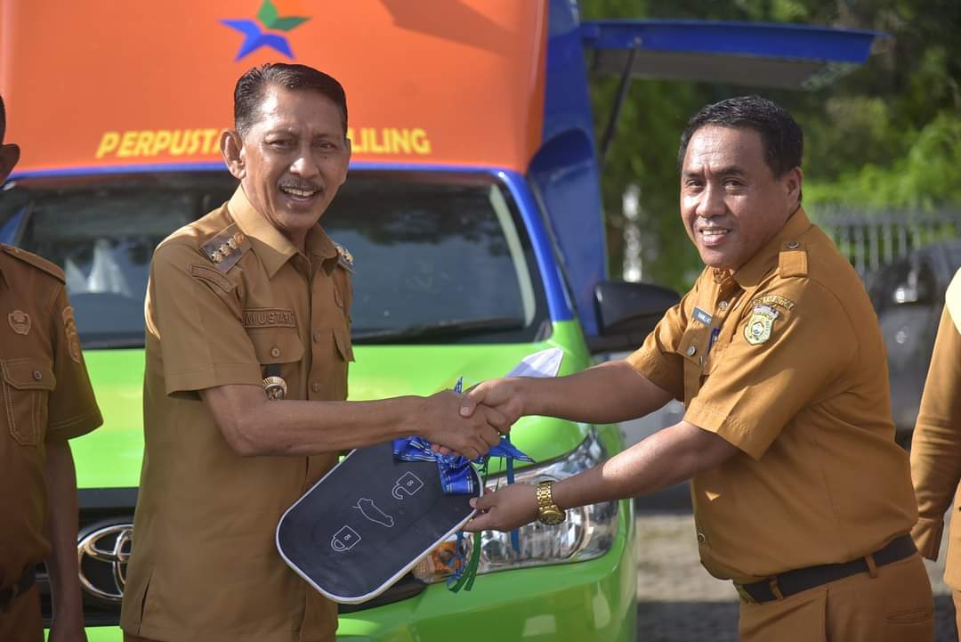 Pj Bupati Buton Serahkan Mobil Perpustakaan Keliling Bantuan Perpusnas