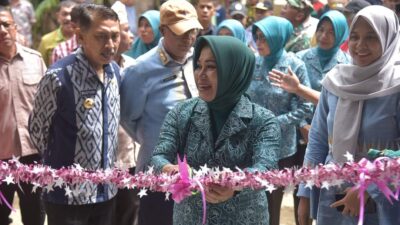 Pj. Bupati Buton Resmikan Padepokan dan Bagikan Beras Bantuan di Pantai Lahonduru Wasuemba