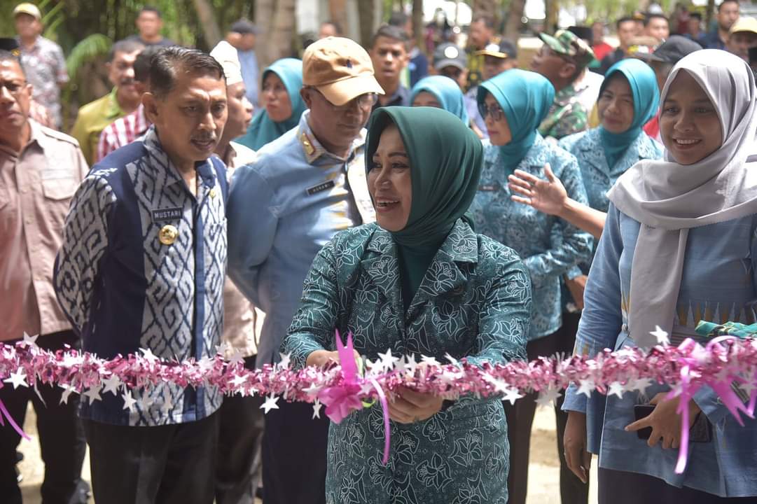 Pj. Bupati Buton Resmikan Padepokan dan Bagikan Beras Bantuan di Pantai Lahonduru Wasuemba