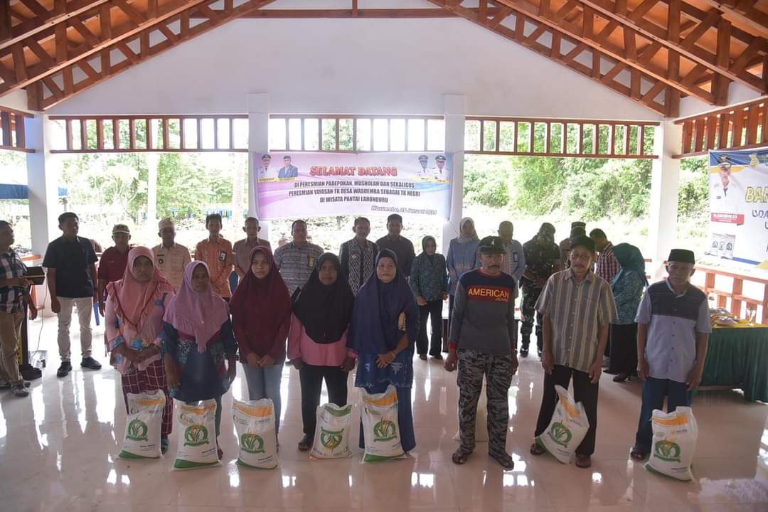 Pj. Bupati Buton Resmikan Padepokan dan Bagikan Beras Bantuan di Pantai Lahonduru Wasuemba Pj. Bupati Buton Resmikan Padepokan dan Bagikan Beras Bantuan di Pantai Lahonduru Wasuemba