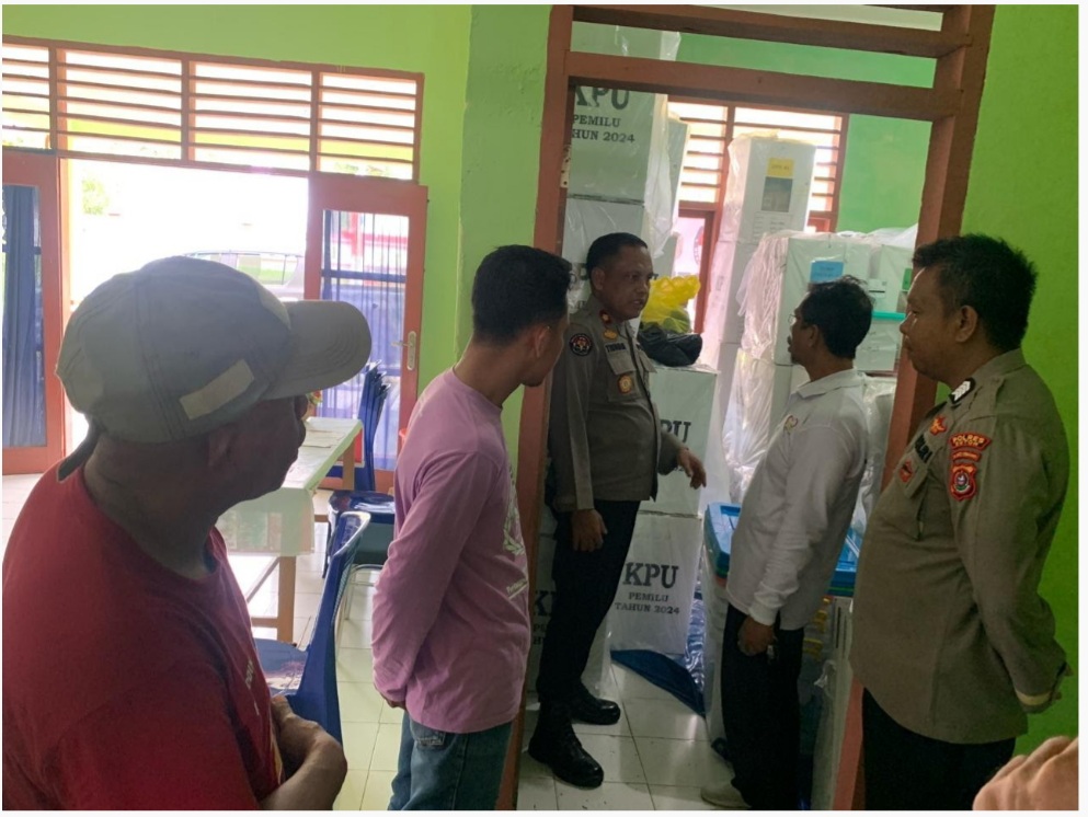 Wakapolres Buton Pantau Pengembalian Kotak Suara di PPK