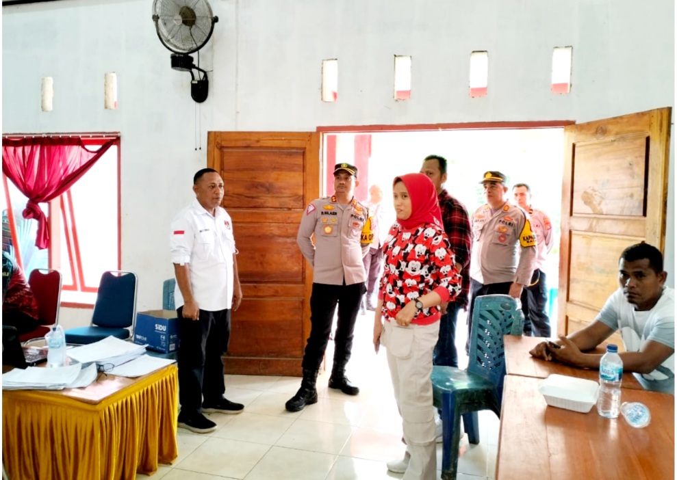 Pastikan Penghitungan Suara Aman dan Lancar, Kapolres Buton Pantau Pleno PPK
