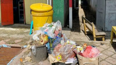 Sampah Berserakan di Jalanan Pasarwajo, Mobil Dinas Diduga Rusak